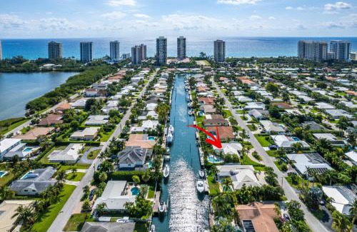Singer Island Villa | Seven Palms Waterfront, Heated Pool & Private Dock -Walk to beach!