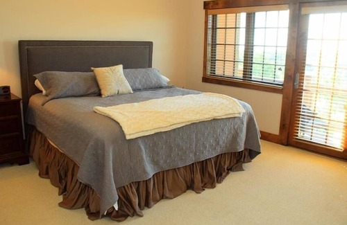 Champion House | Seven Springs 5 Bedrooms Premium Townhome, Ski In/Ski Out by RedAwning