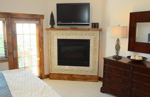 Champion House | Seven Springs 5 Bedrooms Premium Townhome, Ski In/Ski Out by RedAwning