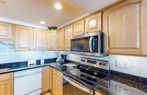 Fort Walton Beach Condo | Seventh-floor oceanfront condo with pool access, ocean view, & central AC