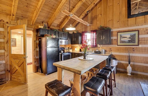 Sevierville Cabin | Sevierville - H2Oasis - 2 Bedrooms - Sleeps 10