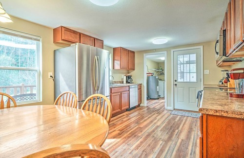 Gatlinburg - Pigeon Forge House | Sevierville Home w/Hot Tub ~ 4 Mi to Dollywood!