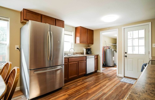 Gatlinburg - Pigeon Forge House | Sevierville Home w/Hot Tub ~ 4 Mi to Dollywood!