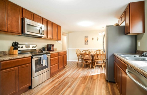 Gatlinburg - Pigeon Forge House | Sevierville Home w/Hot Tub ~ 4 Mi to Dollywood!