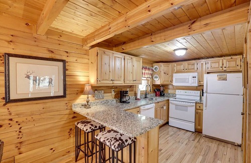 Gatlinburg - Pigeon Forge Cabin | Sevierville - Jeremiah's Lodge - 2 Bedrooms - Sleeps 8