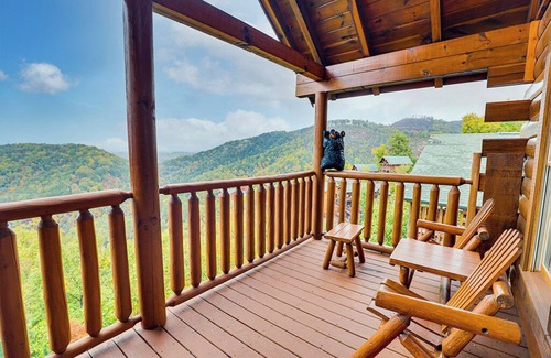 Pigeon Forge Cabin | Sevierville - Wet N' Wild - 1 Bedroom - Sleeps 4