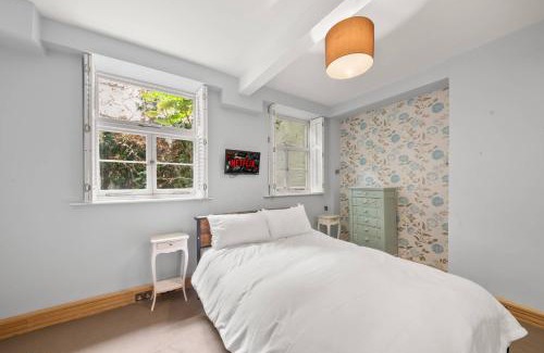 Brompton & Hans Town Apartment | SG, Cosy Knightsbridge Apartment by Harrods