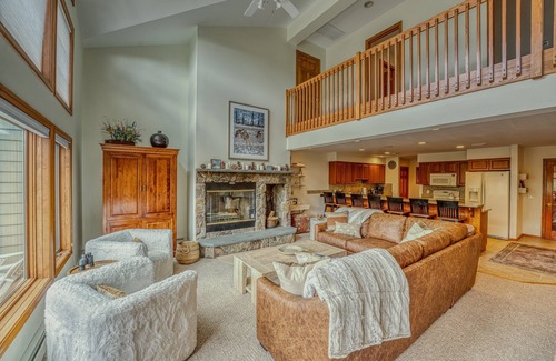 Bretton Woods House | SH5 Luxurious Stone Hill Townhome w/magnificent ski slopes view, AC, Hot Tub!