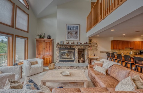 Bretton Woods House | SH5 Luxurious Stone Hill Townhome w/magnificent ski slopes view, AC, Hot Tub!