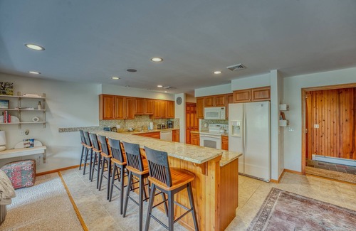 Bretton Woods House | SH5 Luxurious Stone Hill Townhome w/magnificent ski slopes view, AC, Hot Tub!