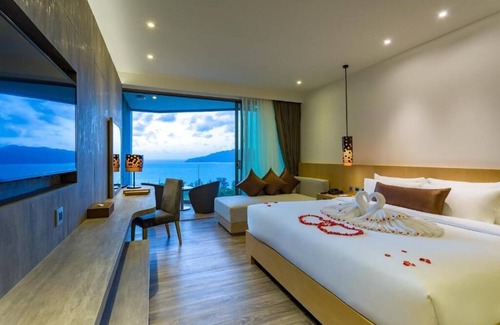 Patong Resort | (SHA+)Deluxe Double or Twin room with Seaview