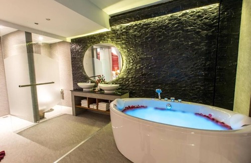 Patong Resort | (SHA+)Standard jacuzzi suite in Patong
