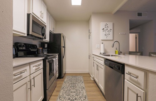 Ivey Ranch - Rancho Del Oro Apartment | Shabby Chic Oceanside 2 Bedroom with+POOL+24/7GYM+King&2Queen beds
