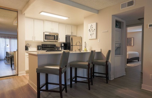 Ivey Ranch - Rancho Del Oro Apartment | Shabby Chic Oceanside 2 Bedroom with+POOL+24/7GYM+King&2Queen beds