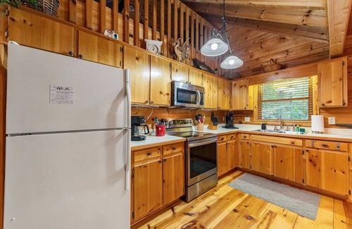Cherry Log Cabin | Shaded Laurel - New Hot Tub!