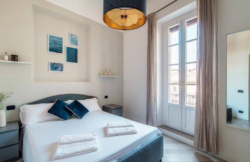 Como City Centre Apartment | Shades of Lake - Blue Apartment
