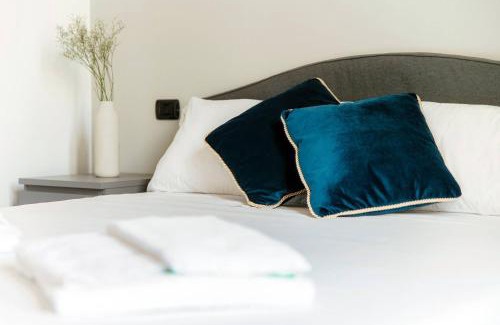Como City Centre Apartment | Shades of Lake - Blue Apartment