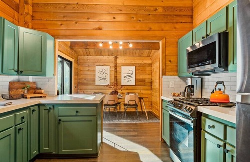 Eagle Mountain Estates Cabin | Shadow Wood Lodge + Hot Tub in Fox Farm!