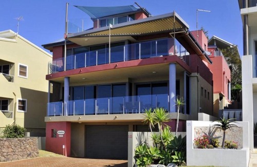 Yamba House | Shadows, 12 Ocean St