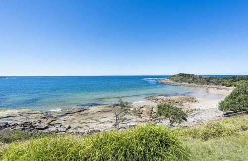 Yamba House | Shadows, 12 Ocean St