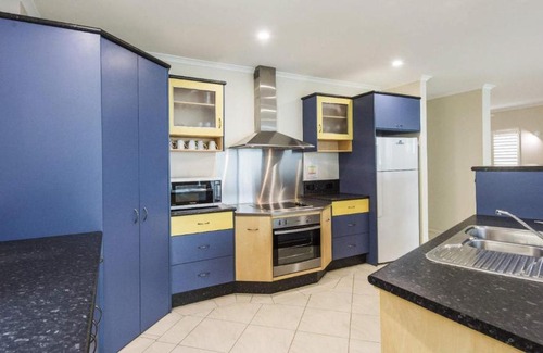 Yamba House | Shadows, 12 Ocean St