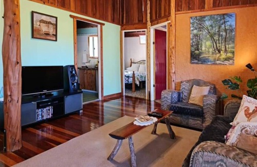 Grattai House | Shady Creek near Mudgee, nestled in natural Australian bushland.