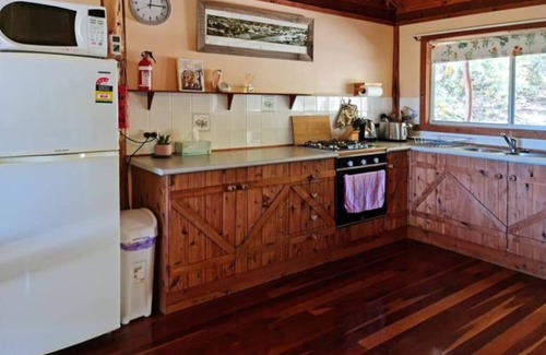 Grattai House | Shady Creek near Mudgee, nestled in natural Australian bushland.