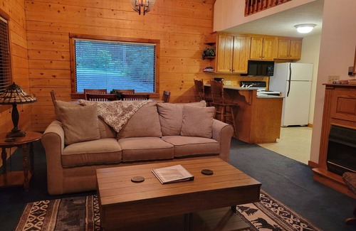 Eureka Springs Cabin | Shady Oak- Luxury Two bedroom, Two bath Cabin with Hot Tub! Hiking Trail and Cave on property!