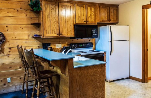 Eureka Springs Cabin | Shady Oak- Luxury Two bedroom, Two bath Cabin with Hot Tub! Hiking Trail and Cave on property!