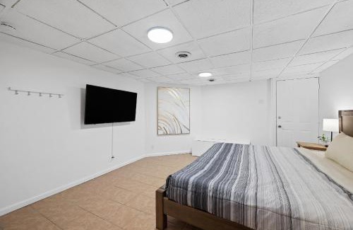 Shadyside House | Shadyside, Pittsburgh !B Modern and Bright Private Bedroom with Shared Bathroom