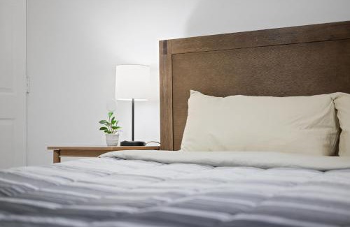 Shadyside House | Shadyside, Pittsburgh !B Modern and Bright Private Bedroom with Shared Bathroom
