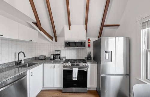Shadyside Apartment | Shadyside/Pittsburgh, Modern & Stylish 1 Bedroom with Free Parking