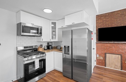 Shadyside Apartment | Shadyside/Pittsburgh, Modern & Bright 1 Bedroom with Free Parking