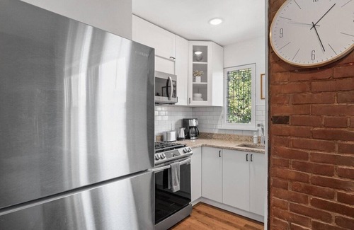 Shadyside Apartment | Shadyside/Pittsburgh, Modern & Cozy 1 Bedroom with Free Parking