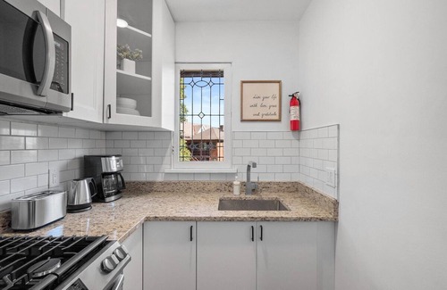 Shadyside Apartment | Shadyside/Pittsburgh, Modern & Cozy 1 Bedroom with Free Parking