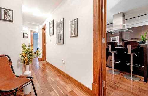 Soho Condo | Shaftesbury Avenue Best Spot of Covent Garden