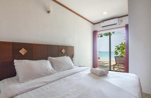 Rasdhoo House | Shallow Lagoon Sunset