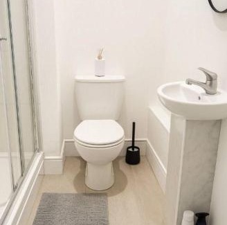 Seven Sisters Bed & Breakfast | Shalom Lux East London