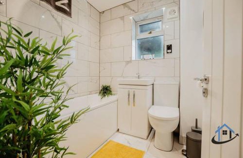 Bradford-on-Avon Apartment | Shambles Retreat - Nr Bath king or twin beds free parking x2