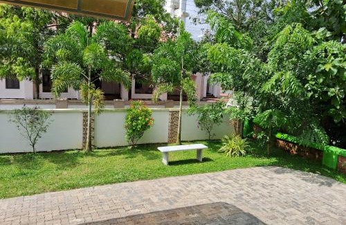 Kakkanad Hotel | Shamrock Inn