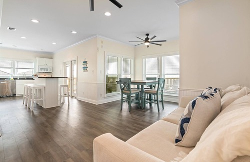 Dauphin Island House | Shamrock Shores - Gulf-front 6 Bedroom Beach House, 2 kitchens, Pet-Friendly