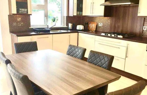 Killarney House | Shangri La - Spacious Killarney Town House