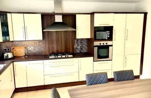 Killarney House | Shangri La - Spacious Killarney Town House