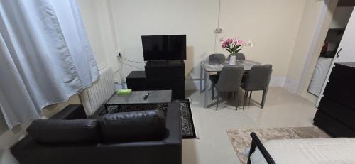 Enfield Apartment | Shanti House
