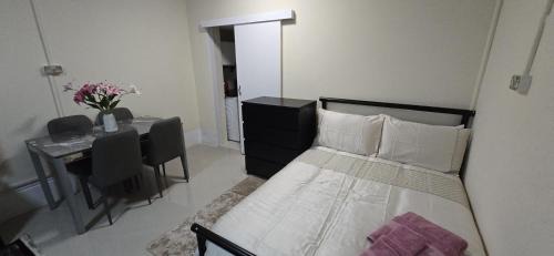 Enfield Apartment | Shanti House