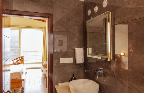 Bhimtal Bed & Breakfast | Shanti Kunjj : Lake View Cottage