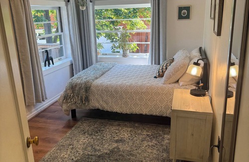 Jacksonville Bed & Breakfast | Share a Spacious log cabin home. 5 minutes walk to Historic Jacksonville!