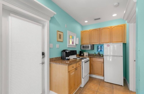 Downtown Apartment | Shared Heated Pool, Near Duval - Poolside Retreat