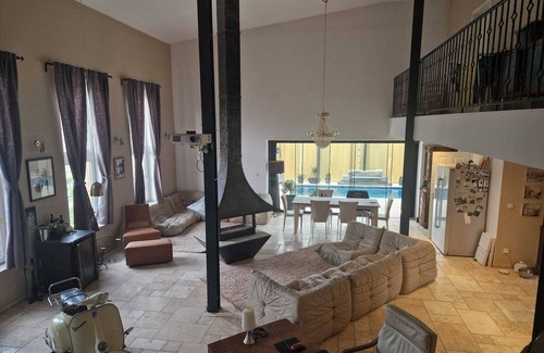 Alt-West Apartment | Shared living room, open kitchen, wellness, 2 double bedrooms with bathrooms.