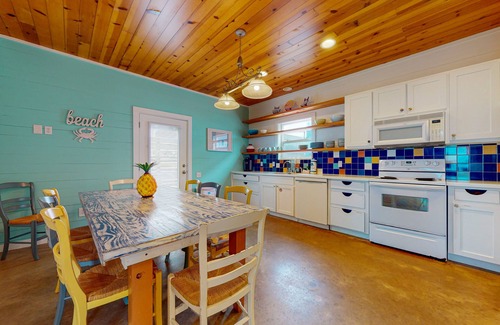 Port Aransas House | Shared Pool, Ample Parking, Golf Cart Access